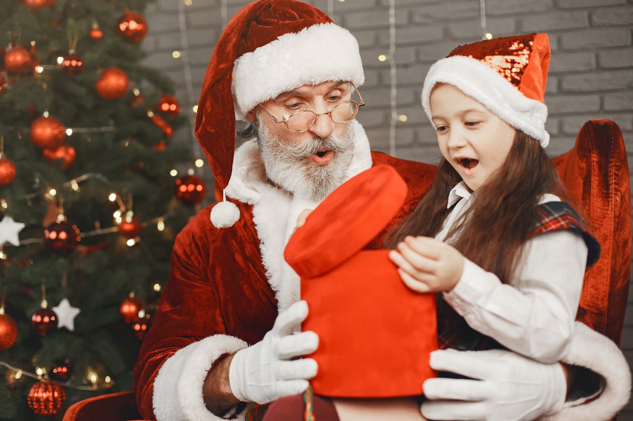 8 Tips to Avoid Meltdowns When Taking Pictures With Santa