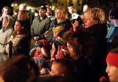 19_Elf-Show-Crowds